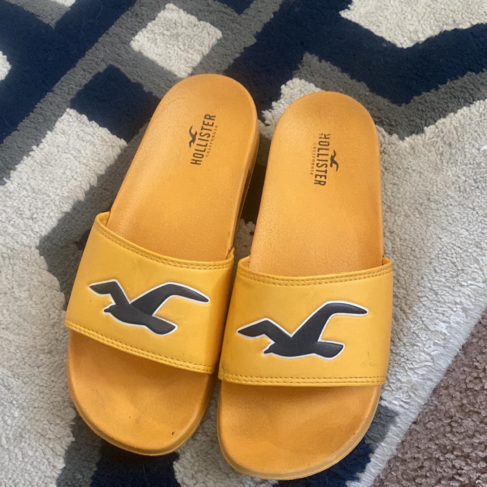 HOLLISTER Slides 💛 - Picture 2 of 3